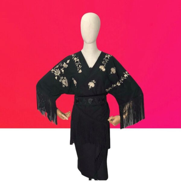 https://www.tradicionpopular.com/wp content/uploads/2023/04/alt sancha tradicion popular kimonos bordados talla unica bordados en sancha badajoz artesanos extremenos moda extremena moda folk folstyle 1 600x601.jpg