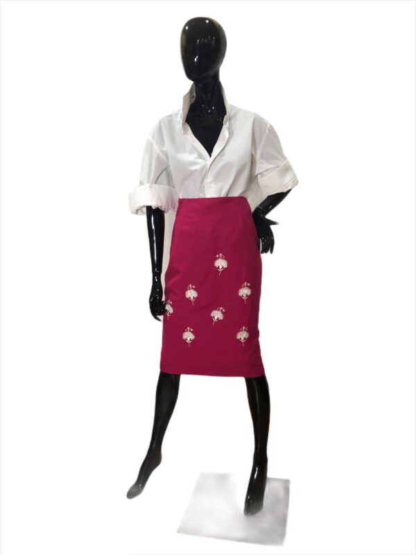 https://www.tradicionpopular.com/wp content/uploads/2023/04/sancha tradicion popular falda bordada con motivos de claveles en blanco sobre rosa capote tejido pano lana bejar 1 600x800.jpg