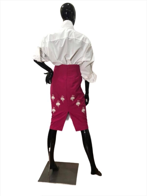 https://www.tradicionpopular.com/wp content/uploads/2023/04/sancha tradicion popular falda bordada con motivos de claveles en blanco sobre rosa capote tejido pano lana bejar 2 1 600x800.jpg
