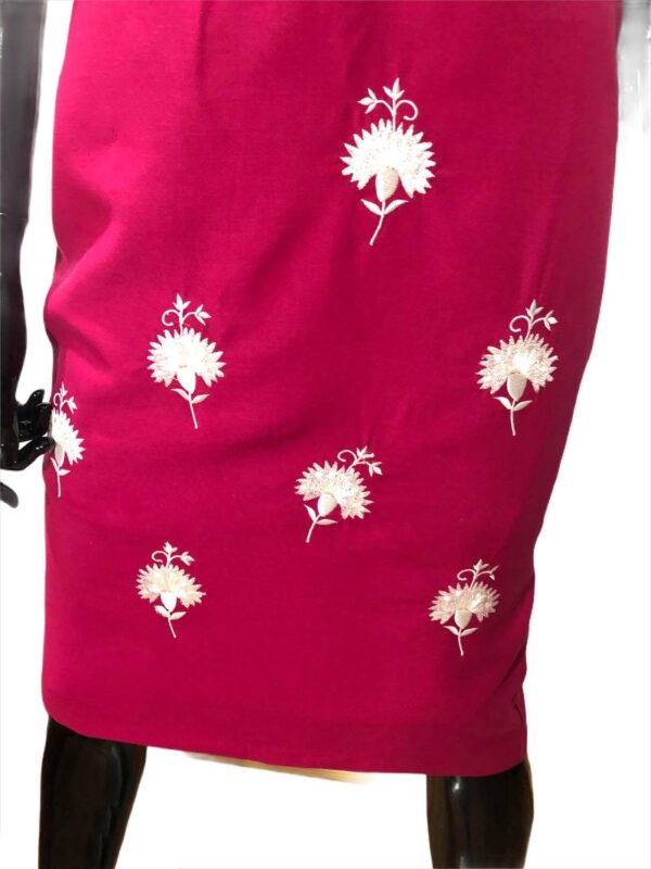 https://www.tradicionpopular.com/wp content/uploads/2023/04/sancha tradicion popular falda bordada con motivos de claveles en blanco sobre rosa capote tejido pano lana bejar 3 1 600x800.jpg