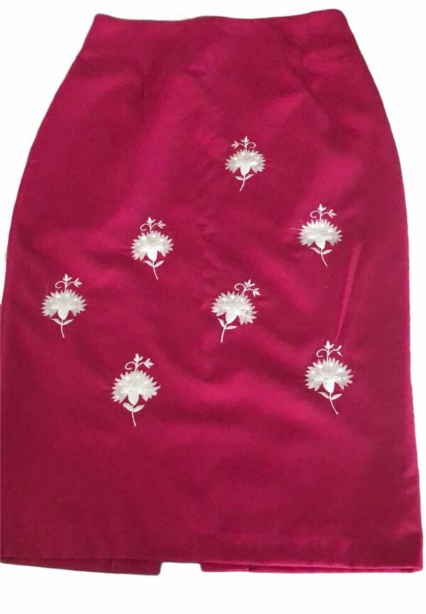 https://www.tradicionpopular.com/wp content/uploads/2023/04/sancha tradicion popular falda bordada con motivos de claveles en blanco sobre rosa capote tejido pano lana bejar 4 1 600x865.jpg
