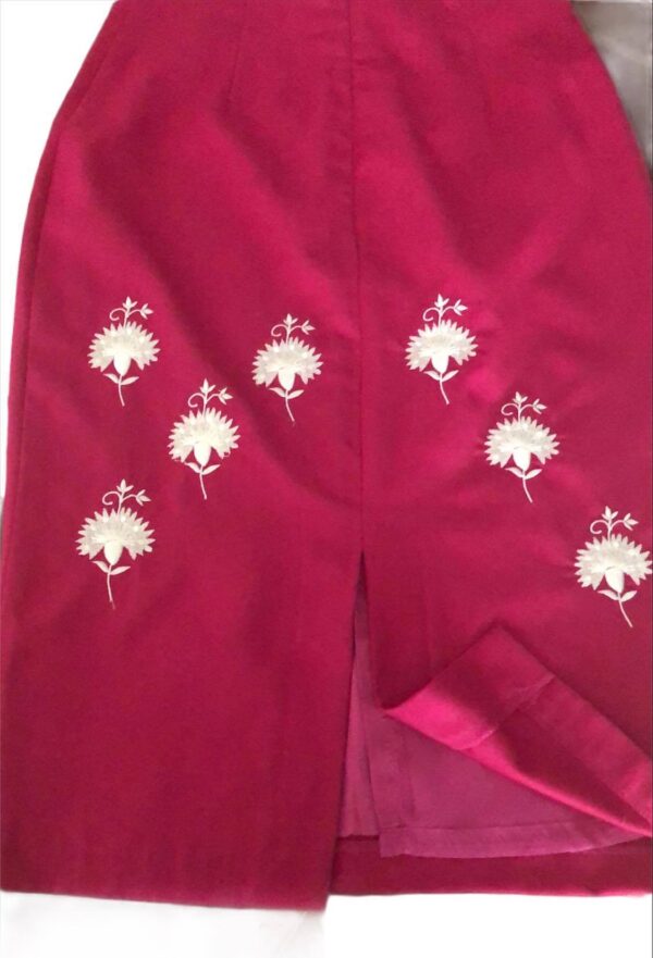 https://www.tradicionpopular.com/wp content/uploads/2023/04/sancha tradicion popular falda bordada con motivos de claveles en blanco sobre rosa capote tejido pano lana bejar 5 1 600x881.jpg