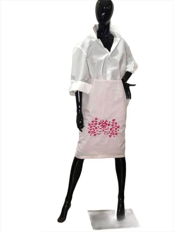 https://www.tradicionpopular.com/wp content/uploads/2023/04/sancha tradicion popular falda bordada con motivos tradicionales en pique rosa palo bordada en rosa capote 1 600x800.jpg