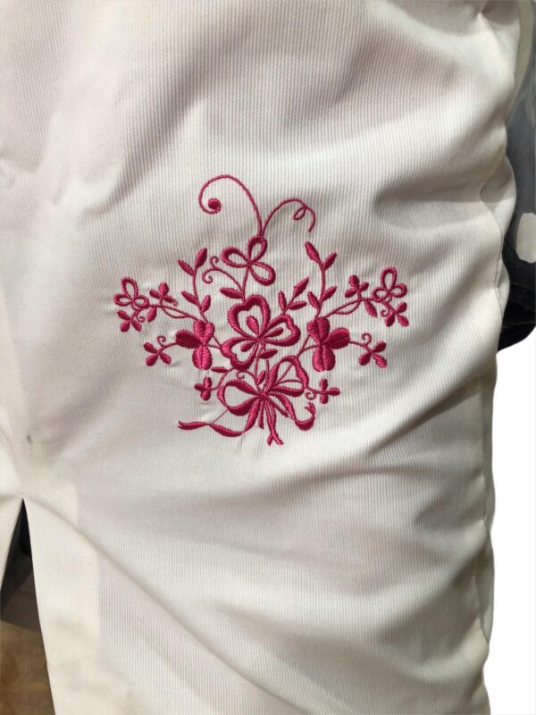 https://www.tradicionpopular.com/wp content/uploads/2023/04/sancha tradicion popular falda bordada con motivos tradicionales en pique rosa palo bordada en rosa capote 2 1 600x800.jpg