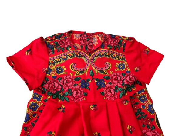 https://www.tradicionpopular.com/wp content/uploads/2023/04/vestidos nina sancha tradicion popular badajoz realizados con panuelos regionales modafolk 7 1 600x450.jpg
